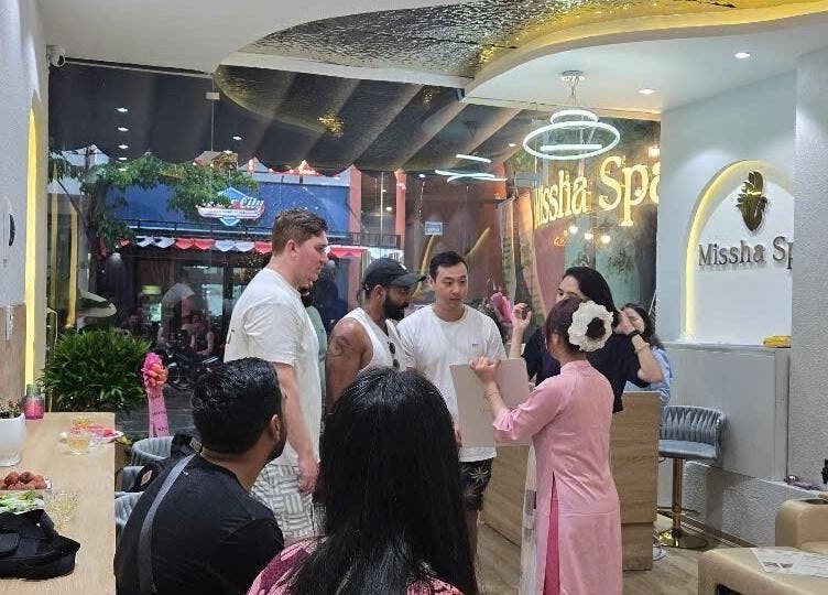 Nhóm khách hàng tại Missha Spa, Đà Nẵng, Đà Nẵng, VN, đang thảo luận thoải mái trong không gian thư giãn.