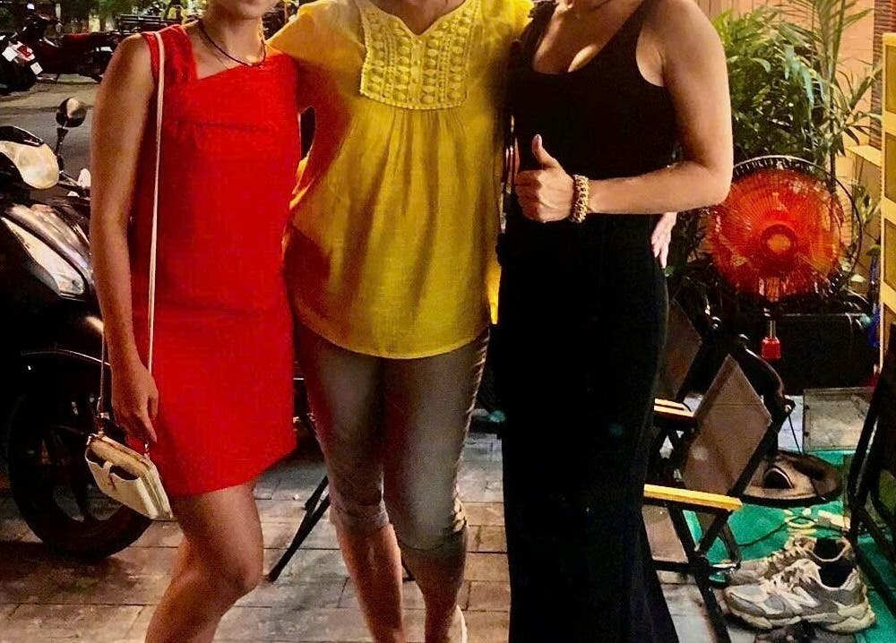 Ba người phụ nữ đứng gần nhau tại Missha Spa, Đà Nẵng, Đà Nẵng, VN vào ban đêm.