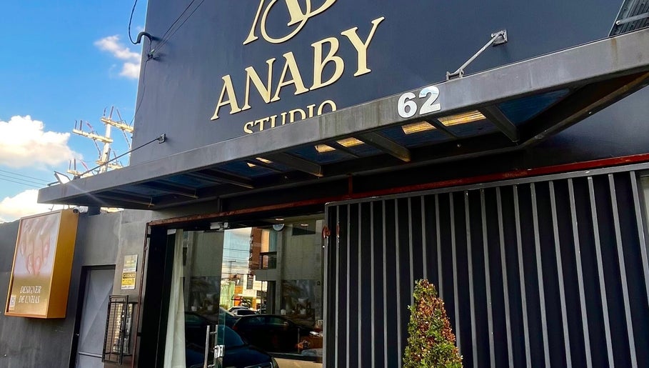 Fachada do Anaby em Bahia, Bahia, BR, destacando design moderno e nome da loja.