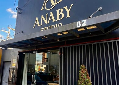 Fachada do Anaby em Bahia, Bahia, BR, destacando design moderno e nome da loja.