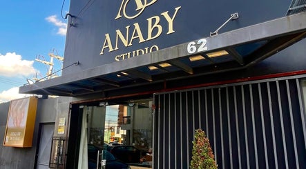 Fachada do Anaby em Bahia, Bahia, BR, destacando design moderno e nome da loja.