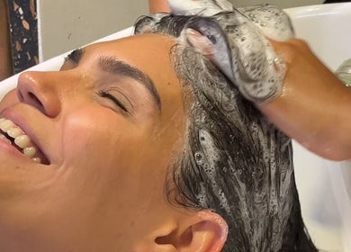 Cliente recebendo lavagem de cabelo relaxante no Anaby, Bahia, Bahia, BR.