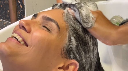 Cliente recebendo lavagem de cabelo relaxante no Anaby, Bahia, Bahia, BR.