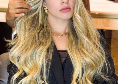 Cabelo loiro estilizado no salão Anaby em Bahia, Bahia, BR, destacando beleza e sofisticação.