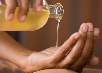 Versamento di olio su mani per massaggio ad Alessia Franceschin, San Bonifacio, Veneto, IT.