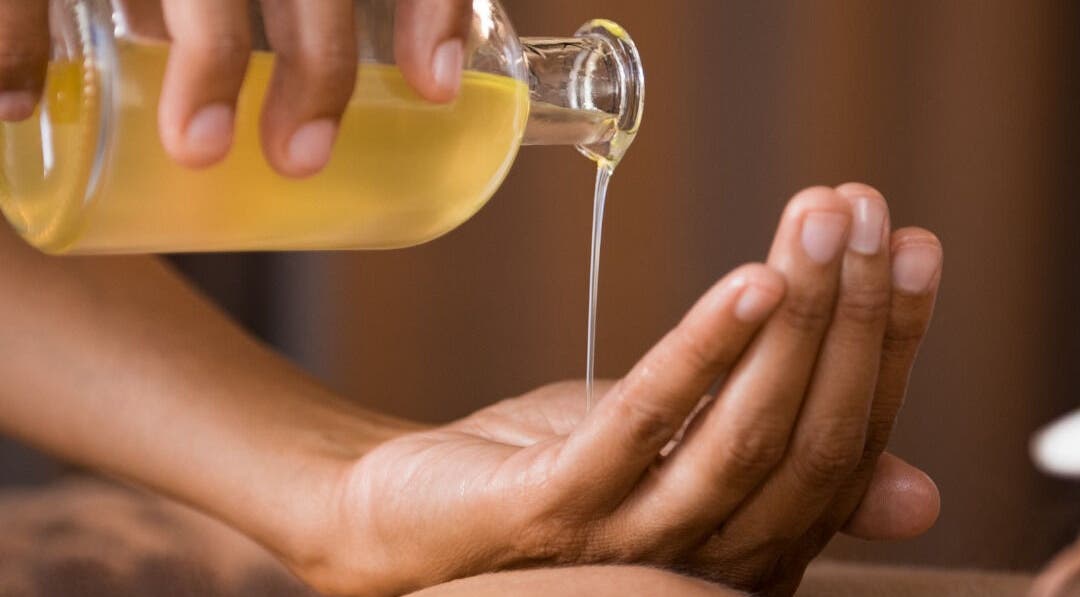 Versamento di olio su mani per massaggio ad Alessia Franceschin, San Bonifacio, Veneto, IT.