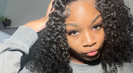 Beautiful curly hairstyle at So Sliquè, Miramar, Florida, US, showcasing expert hairdressing skills.