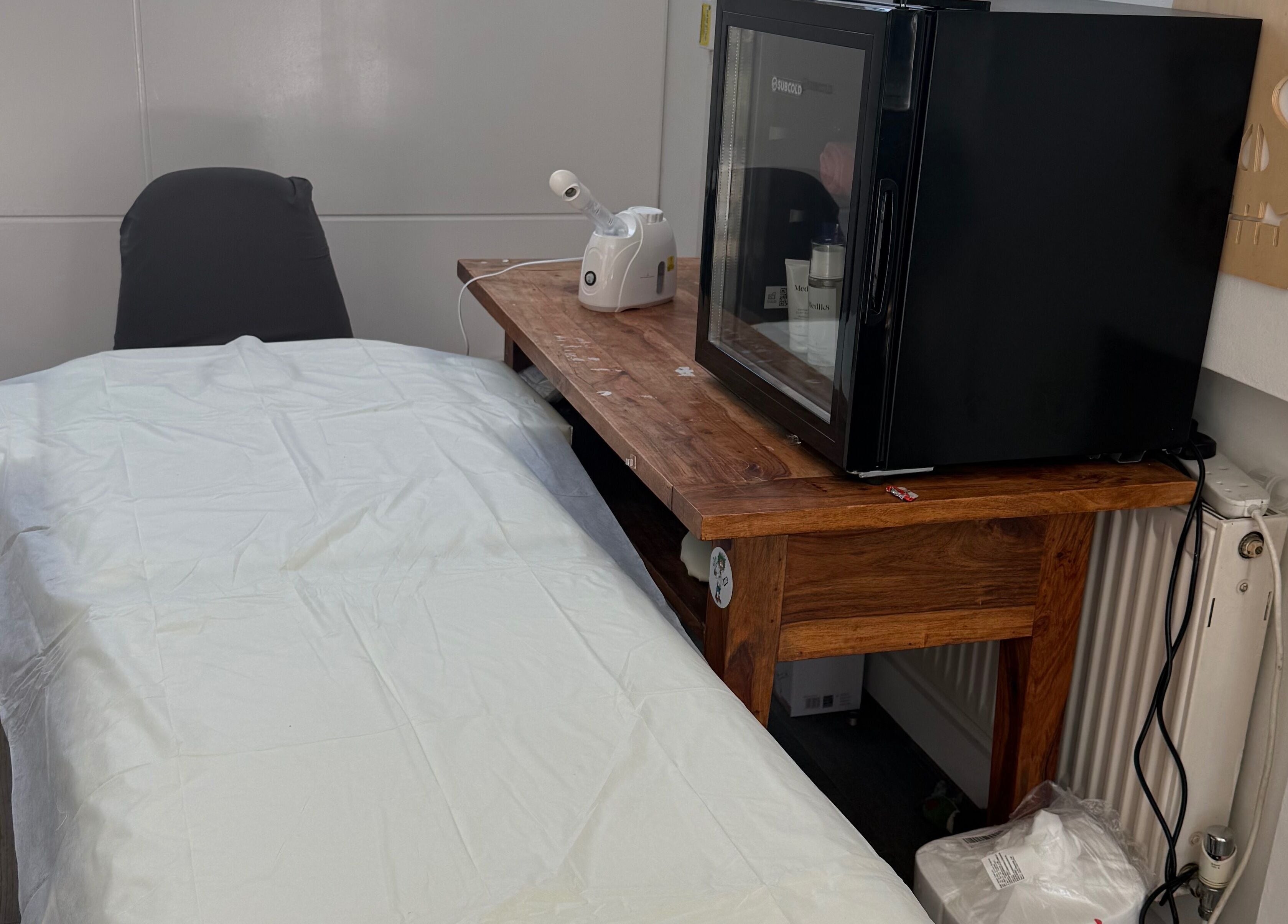 Comfortable treatment area at Lilly’s Beauty LDN, London, England, GB with essential equipment.