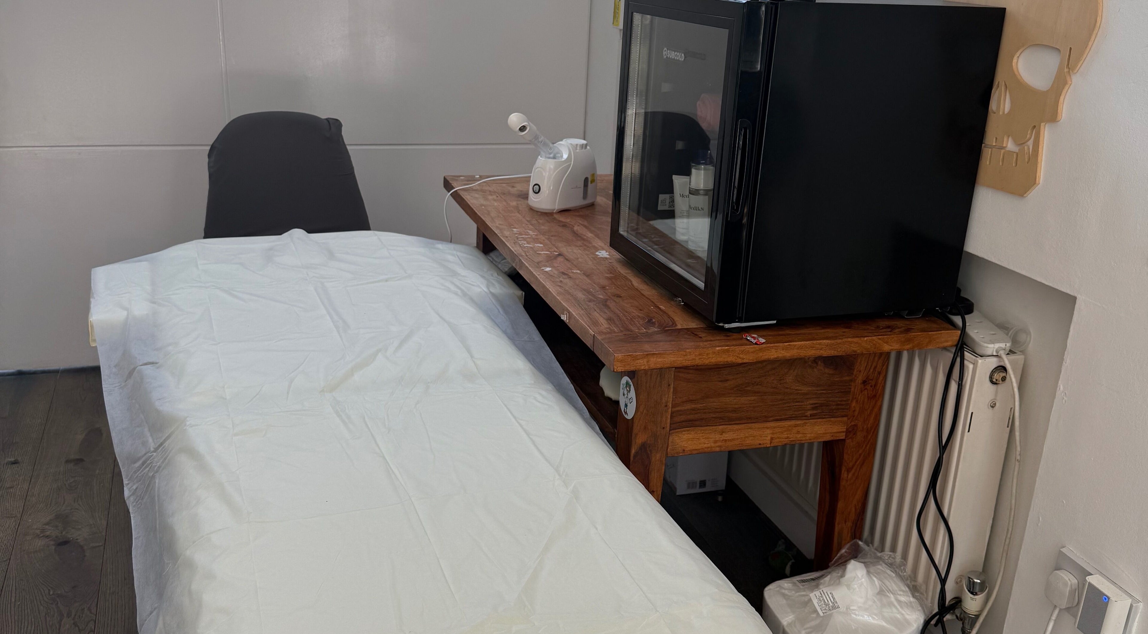 Comfortable treatment area at Lilly’s Beauty LDN, London, England, GB with essential equipment.