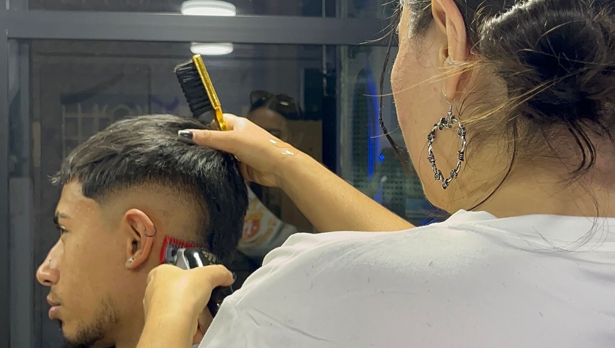 Estilista realizando corte en Lady Barber💜, Bogotá, D.C., Bogotá, D.C., CO.