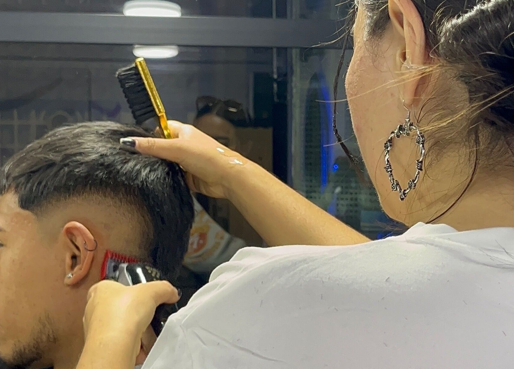 Estilista realizando corte en Lady Barber💜, Bogotá, D.C., Bogotá, D.C., CO.