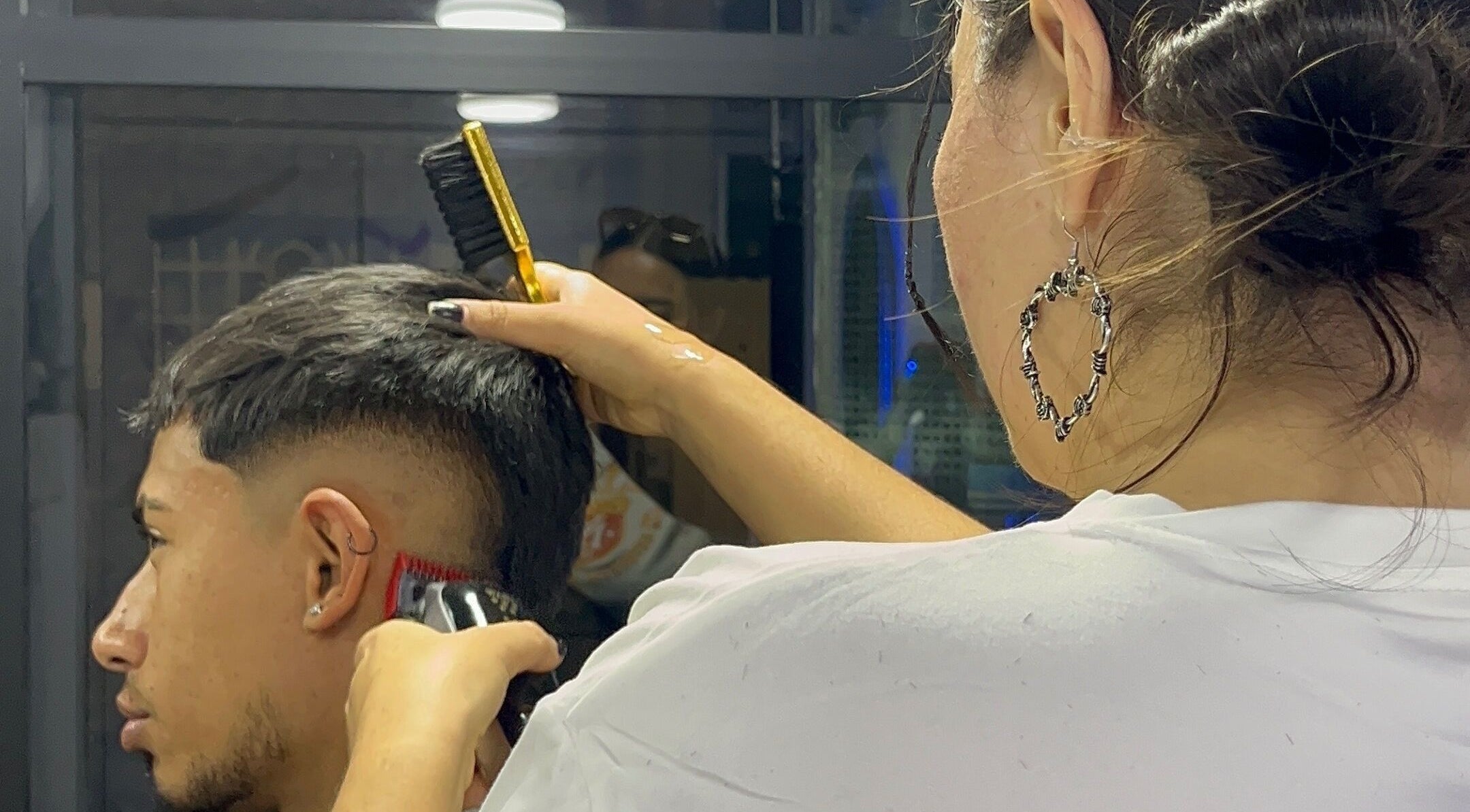 Estilista realizando corte en Lady Barber💜, Bogotá, D.C., Bogotá, D.C., CO.