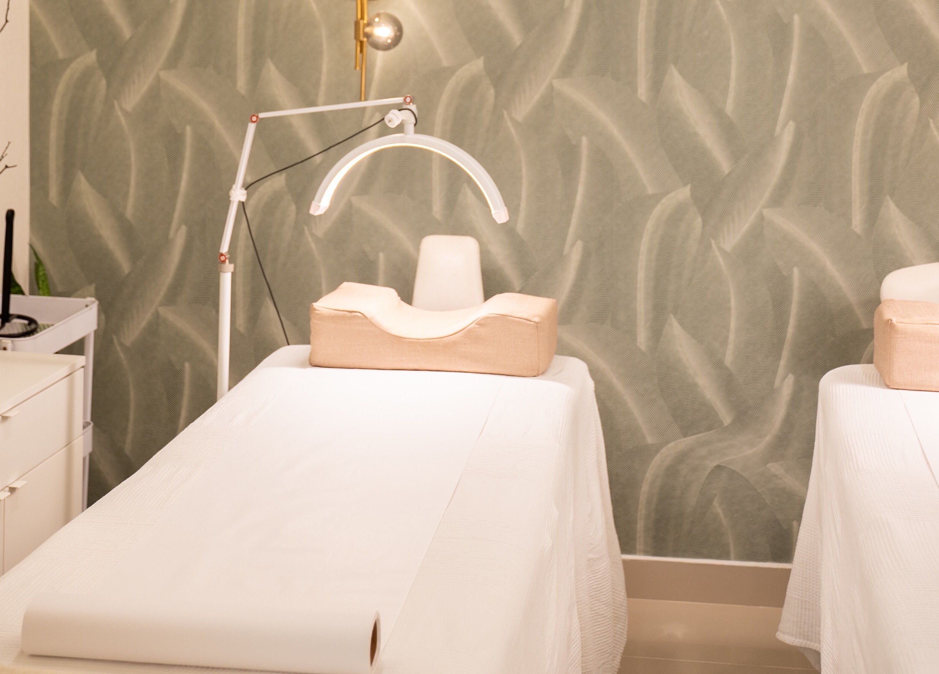 Sala de tratamiento en Cactus Beauty, Santiago De Los Caballeros, Santiago, DO, con camas de spa elegantes.