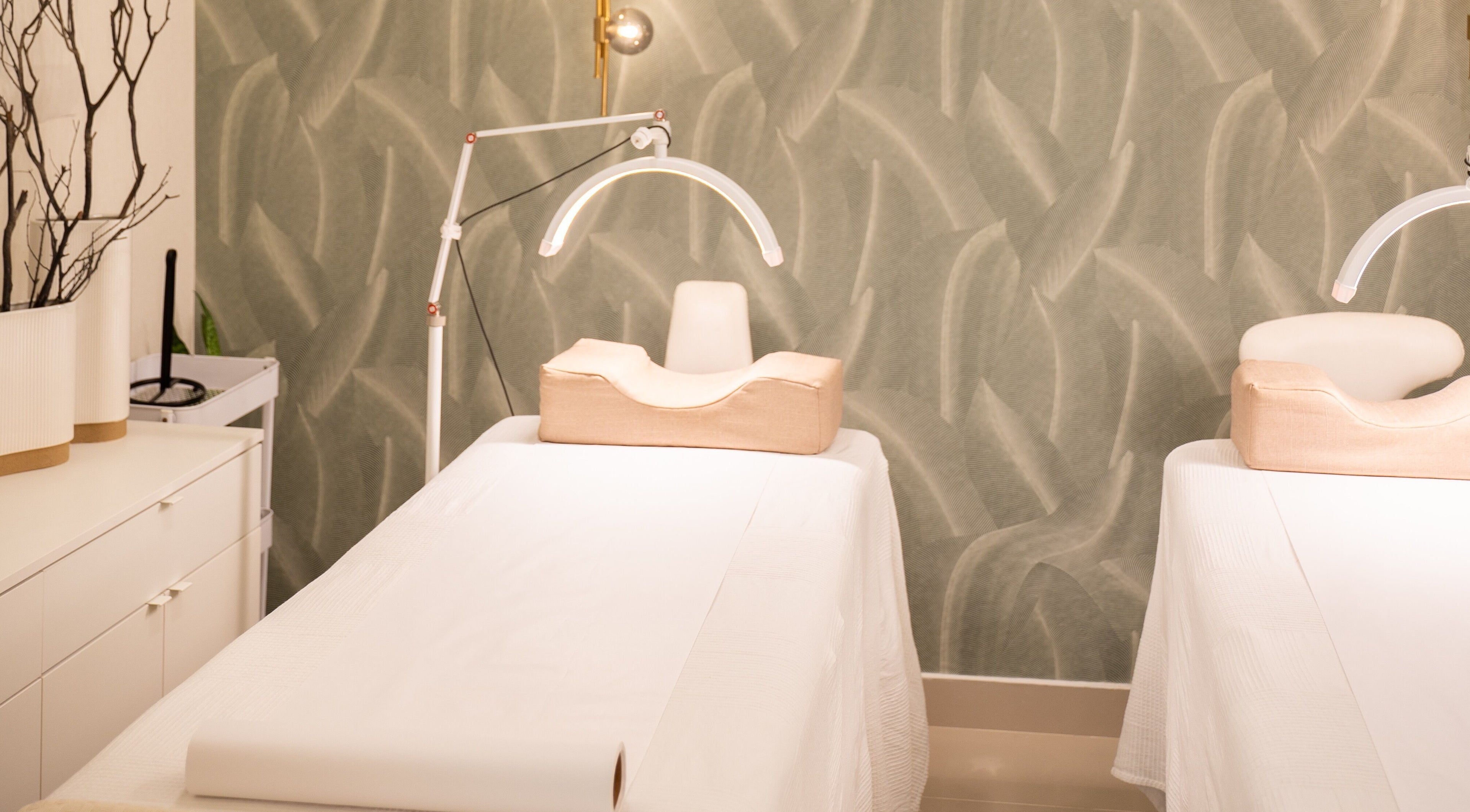 Sala de tratamiento en Cactus Beauty, Santiago De Los Caballeros, Santiago, DO, con camas de spa elegantes.