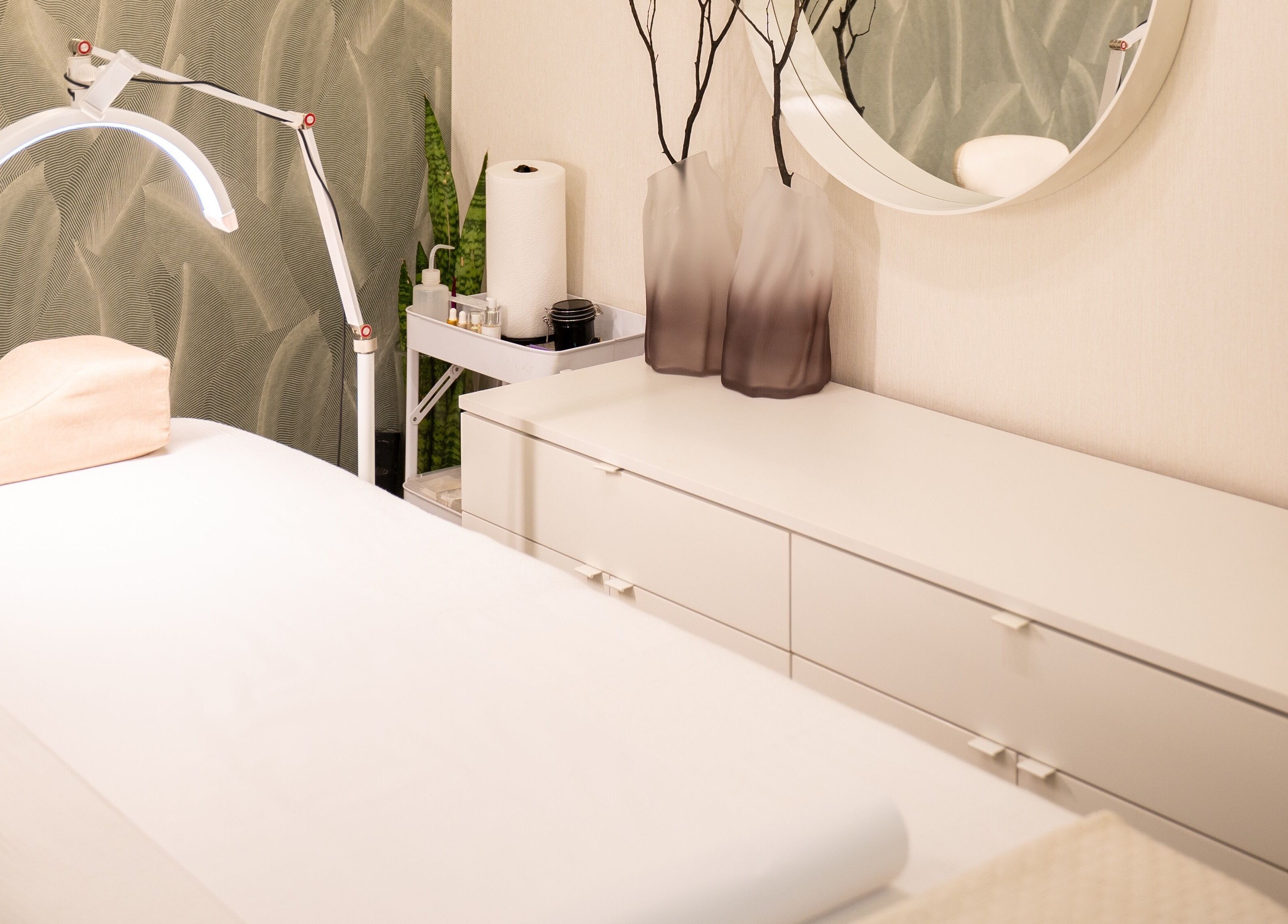 Sala de tratamientos en Cactus Beauty, Santiago De Los Caballeros, Santiago, DO, con decoración elegante y lámpara LED.