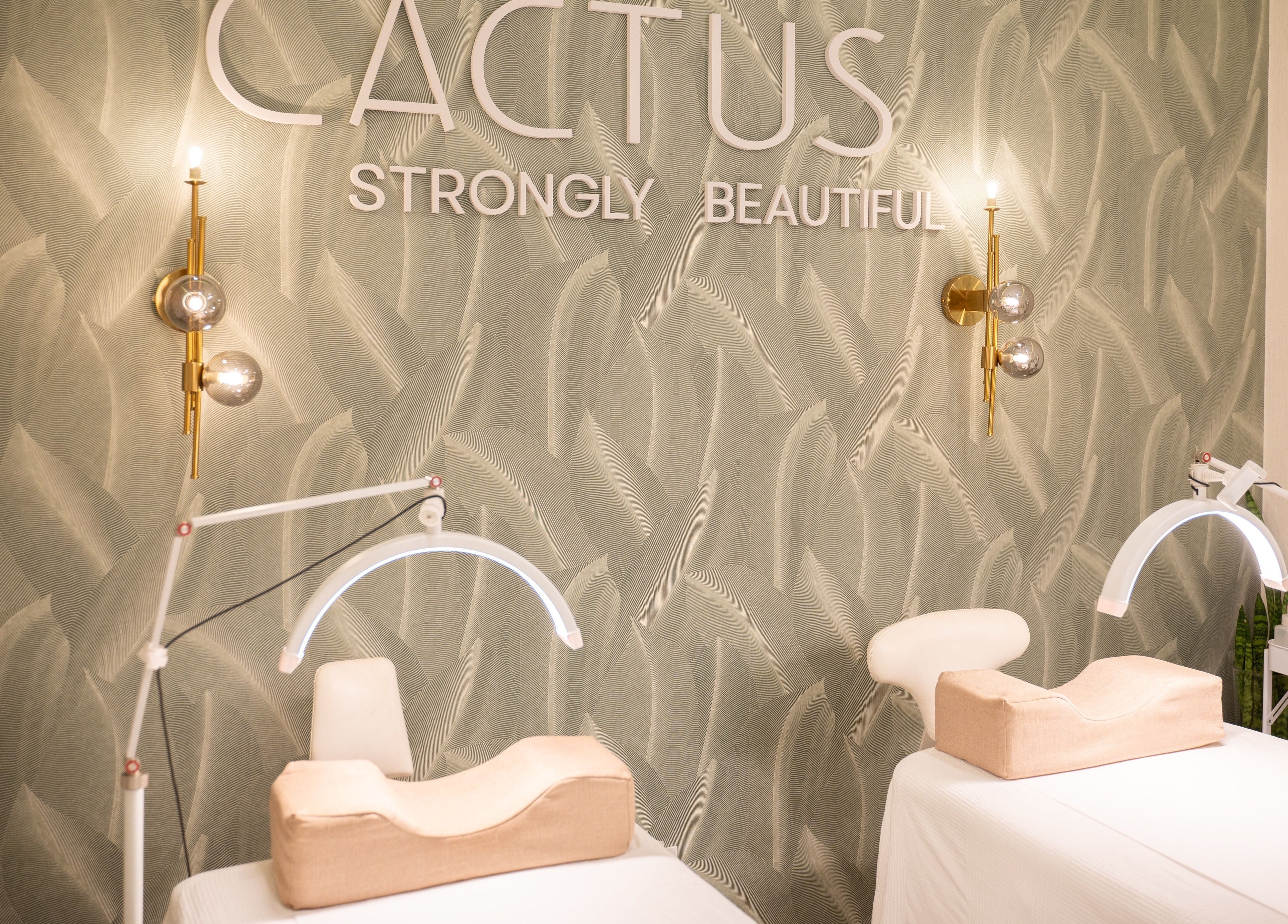 Sala de tratamientos en Cactus Beauty, Santiago De Los Caballeros, Santiago, DO, con iluminación ambiental.