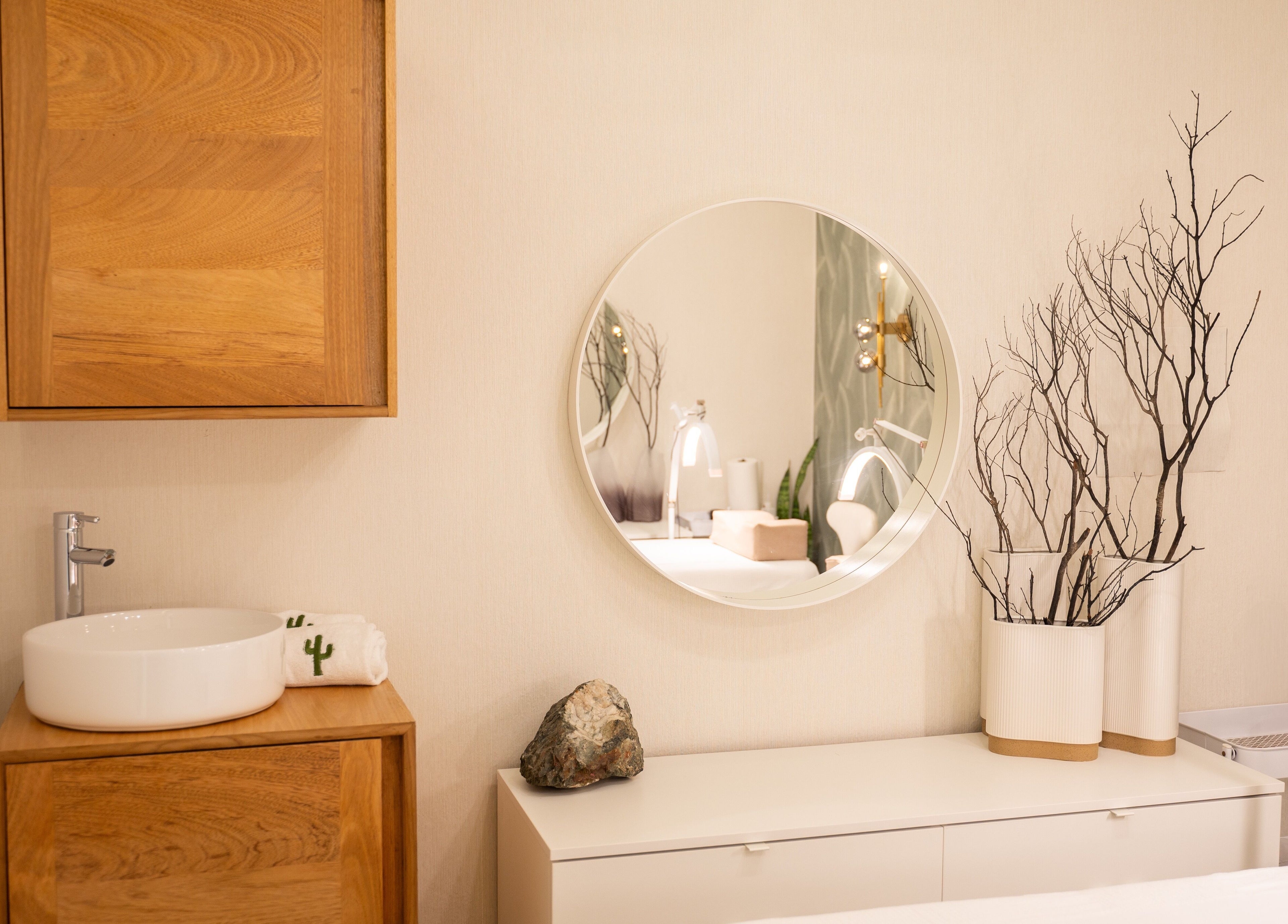 Espacio sereno en Cactus Beauty, Santiago De Los Caballeros, Santiago, DO con decoración de madera y espejo redondo.