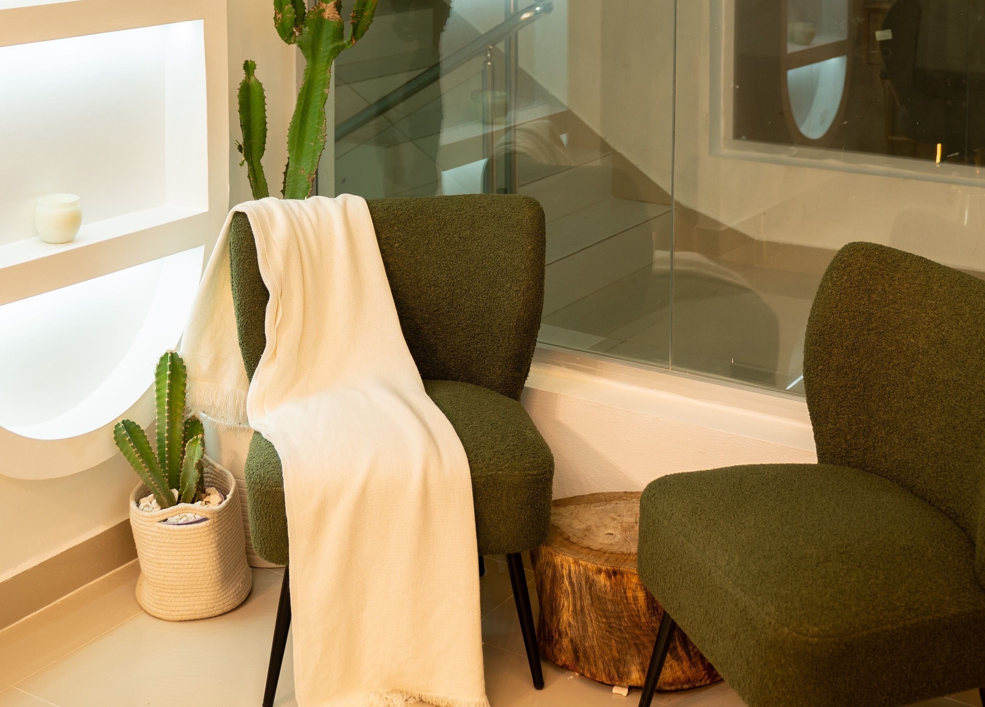 Espacio acogedor con sillas verdes en Cactus Beauty, Santiago De Los Caballeros, Santiago, DO.