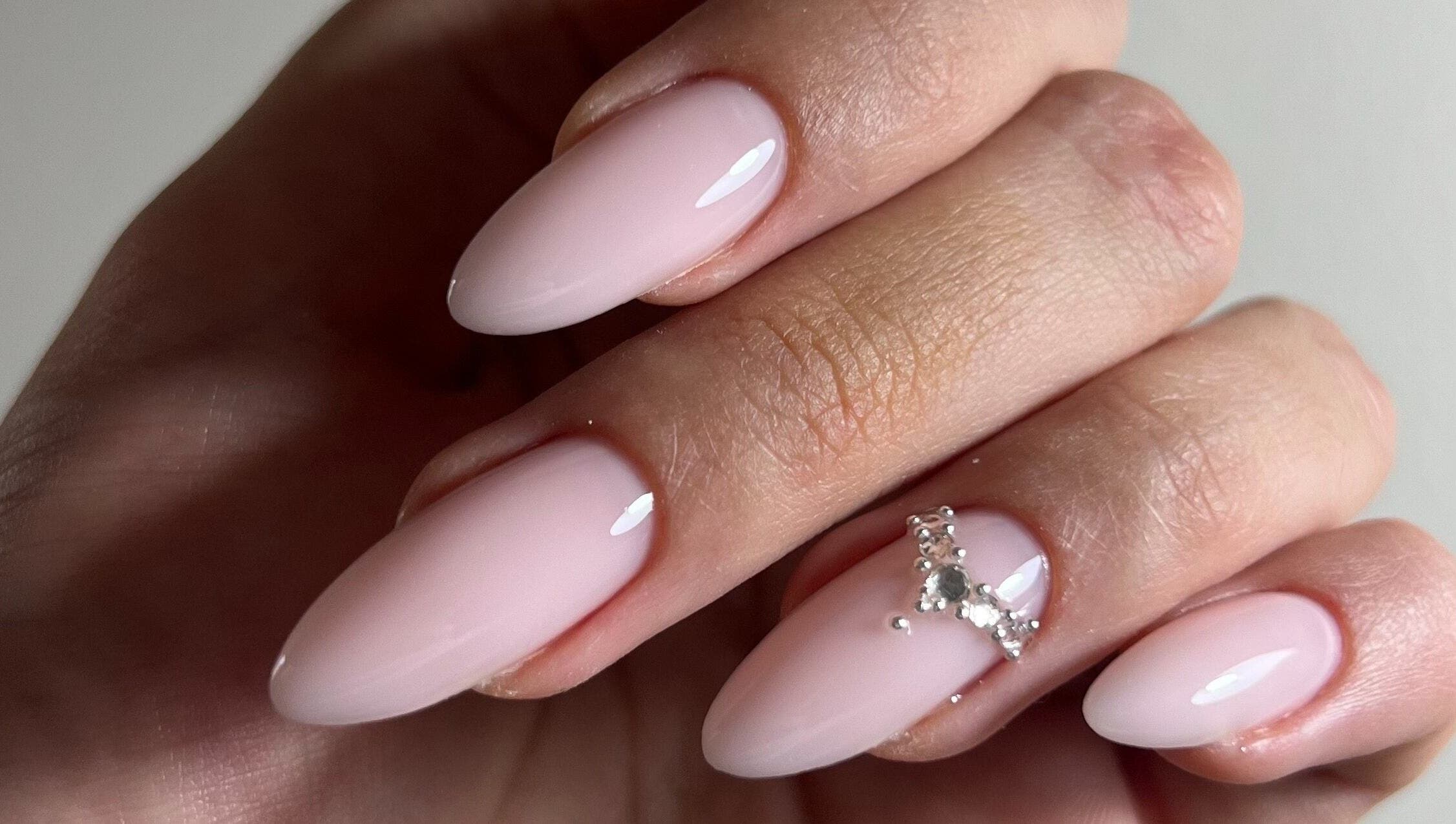 Stylish pearl nails with jeweled accents at Debora Arman Nailtechnician, Cluj-napoca, Județul Cluj, RO.