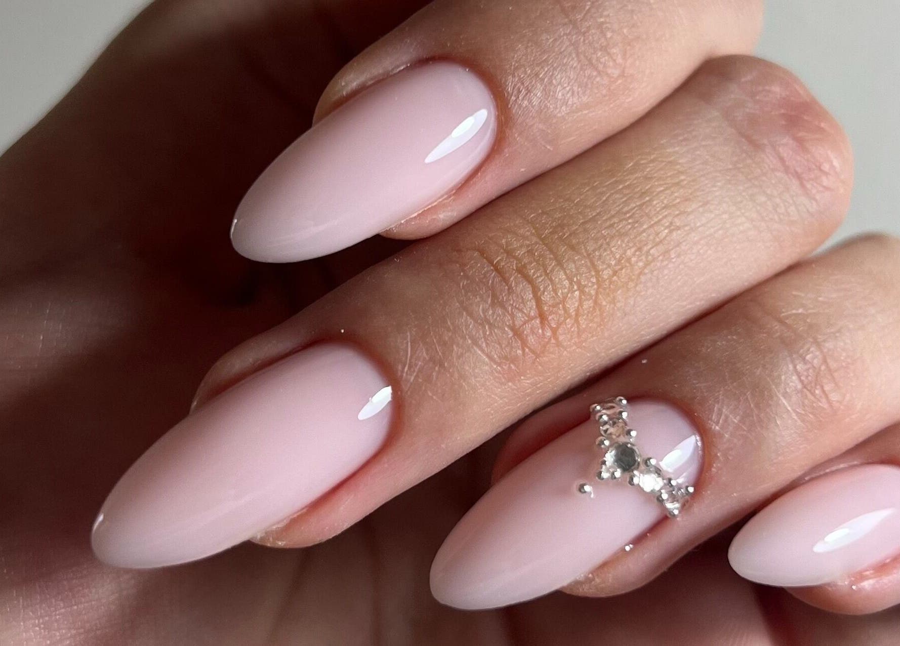 Stylish pearl nails with jeweled accents at Debora Arman Nailtechnician, Cluj-napoca, Județul Cluj, RO.