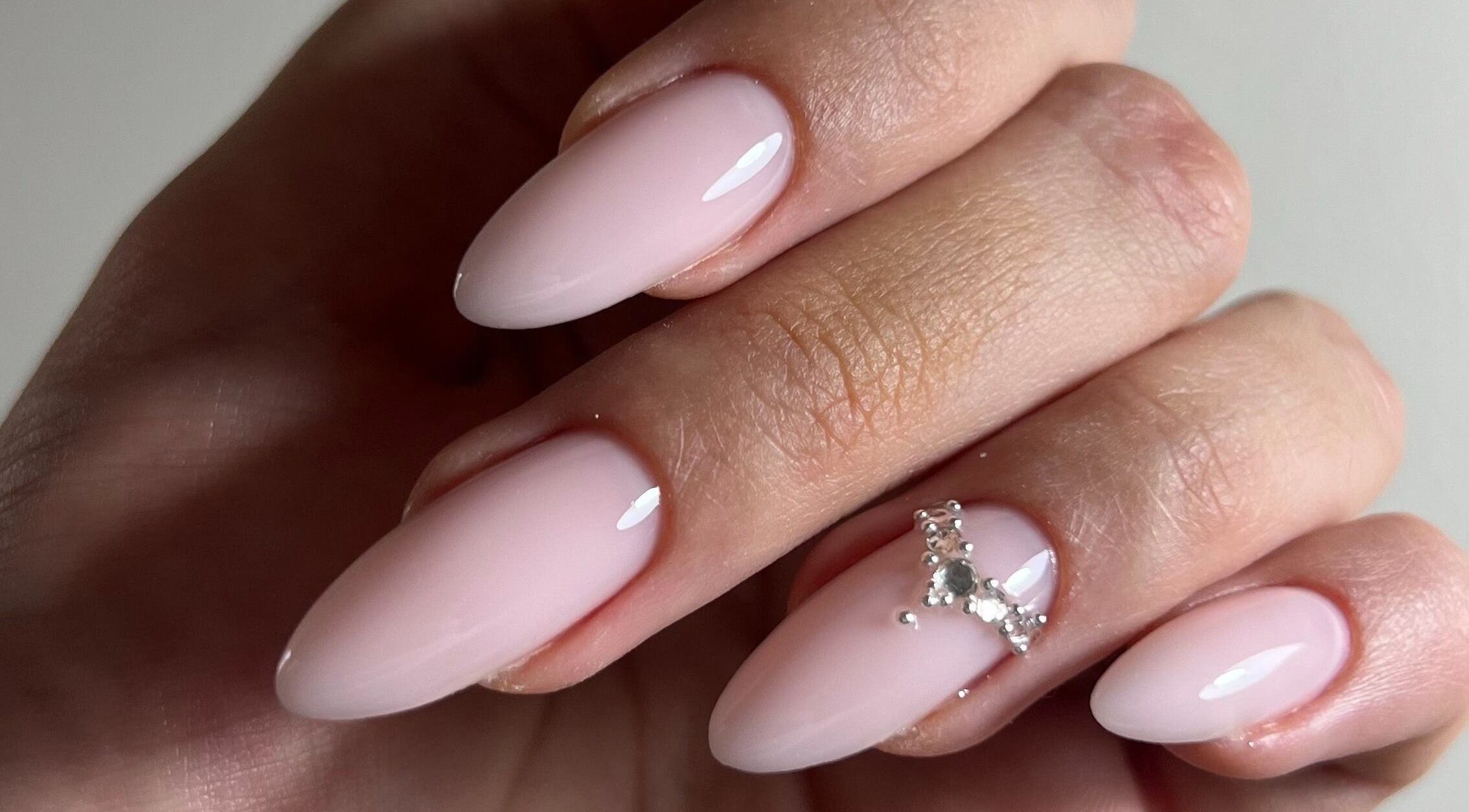 Stylish pearl nails with jeweled accents at Debora Arman Nailtechnician, Cluj-napoca, Județul Cluj, RO.