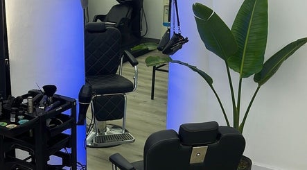 Interior moderno de Studio Style en San Nicolás De Los Arroyos con silla de peluquería y planta.