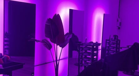 Interior moderno de Studio Style en San Nicolás De Los Arroyos, iluminado con luz violeta.