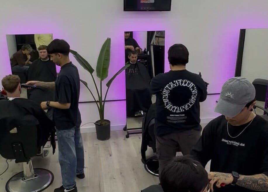 Interior de Studio Style con clientes recibiendo cortes de cabello en San Nicolás De Los Arroyos, Provincia De Buenos Aires, AR.