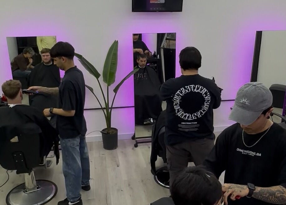 Interior de Studio Style con clientes recibiendo cortes de cabello en San Nicolás De Los Arroyos, Provincia De Buenos Aires, AR.