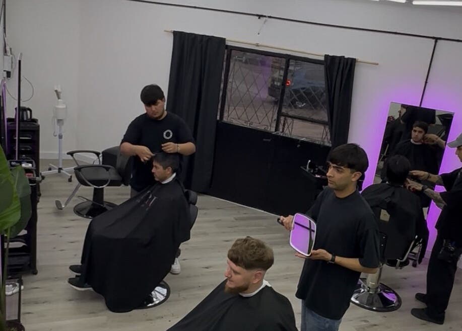 Interior de Studio Style en San Nicolás De Los Arroyos con estilistas atendiendo a clientes.