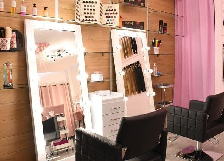 Interior elegante de KC Beauty Salon en Saltillo, Coahuila De Zaragoza, MX con espejo iluminado y sillas modernas.