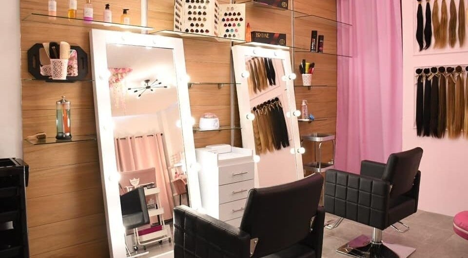 Interior elegante de KC Beauty Salon en Saltillo, Coahuila De Zaragoza, MX con espejo iluminado y sillas modernas.