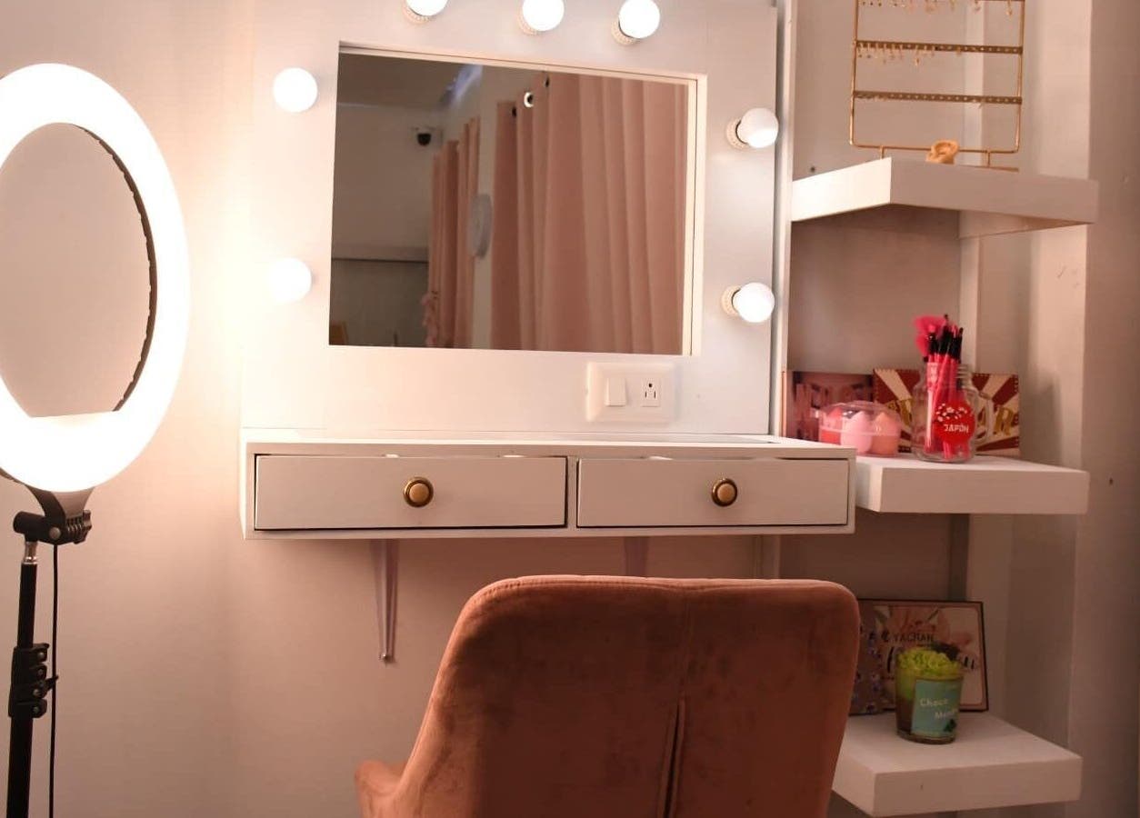 Estación de maquillaje iluminada en KC Beauty Salon, Saltillo, Coahuila De Zaragoza, MX.