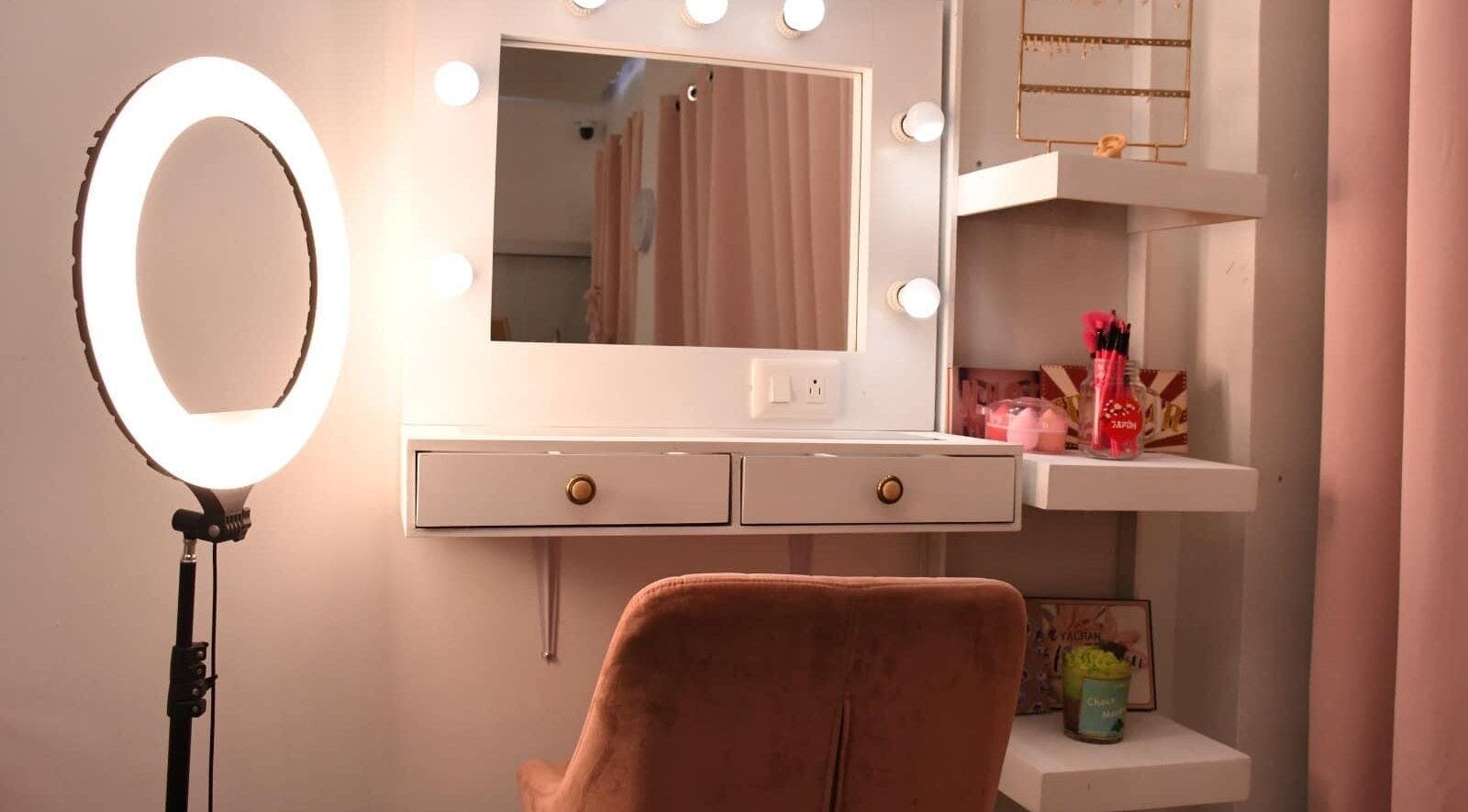 Estación de maquillaje iluminada en KC Beauty Salon, Saltillo, Coahuila De Zaragoza, MX.