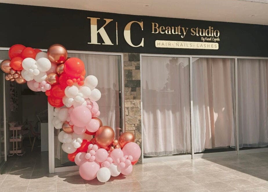 Entrada decorada con globos en KC Beauty Salon, Saltillo, Coahuila De Zaragoza, MX.