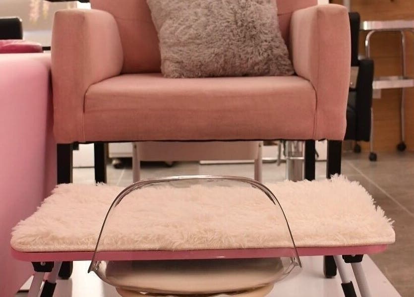 Silla rosa elegante en KC Beauty Salon, Saltillo, Coahuila De Zaragoza, MX para una experiencia de bienestar única.