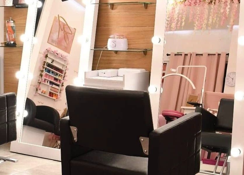 Estación de belleza iluminada en KC Beauty Salon, Saltillo, Coahuila De Zaragoza, MX, mostrando silla y espejo.