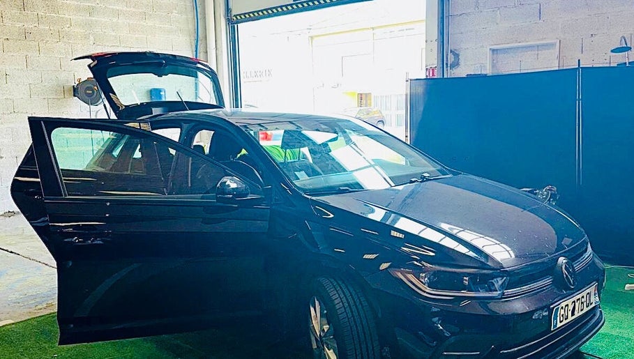 Voiture noire brillante chez SUNNY WASH à Perpignan, Occitanie, FR prêt pour le nettoyage.