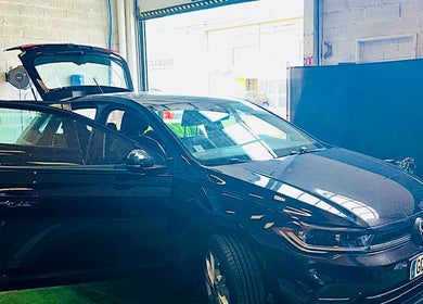 Voiture noire brillante chez SUNNY WASH à Perpignan, Occitanie, FR prêt pour le nettoyage.