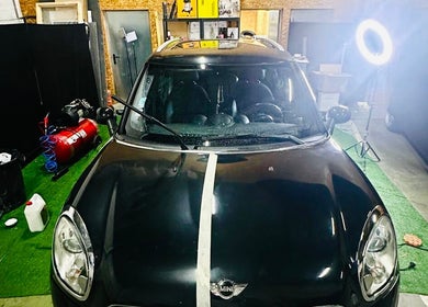 Voiture brillante en atelier chez SUNNY WASH, Perpignan, Occitanie, FR, prête pour un lavage expert.