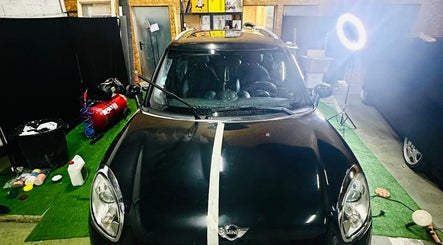 Voiture brillante en atelier chez SUNNY WASH, Perpignan, Occitanie, FR, prête pour un lavage expert.