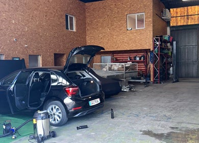 Atelier de nettoyage auto chez SUNNY WASH, Perpignan, Occitanie, FR, avec voiture en cours d'entretien.