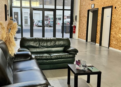 Espace d'accueil confortable chez SUNNY WASH à Perpignan, Occitanie, FR avec canapés et décoration moderne.