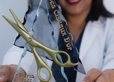 Troféu de premiação do TERAPEUTA CAPILAR ANDRELIFAIFER em Viseu, Viseu, PT, com tesoura dourada.