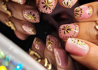 Uñas decoradas con esmalte rosa y detalles dorados en Babys_Nails_Caracas, Caracas, VE.