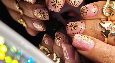 Uñas decoradas con esmalte rosa y detalles dorados en Babys_Nails_Caracas, Caracas, VE.
