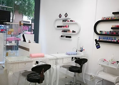 Sala de manicura elegante en Phusyon System Estética Regenerativa, Barcelona, Catalunya, ES.