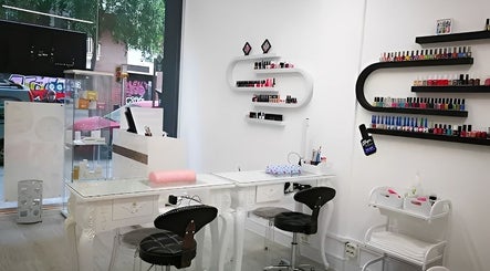 Sala de manicura elegante en Phusyon System Estética Regenerativa, Barcelona, Catalunya, ES.