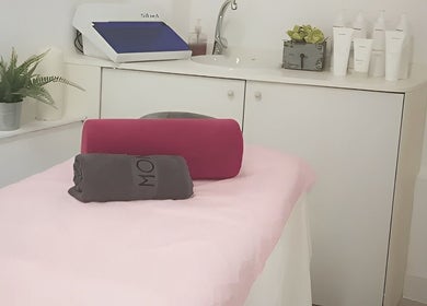 Sala de tratamientos en Phusyon System Estética Regenerativa, Barcelona, Catalunya, ES, con mesa y decoración zen.