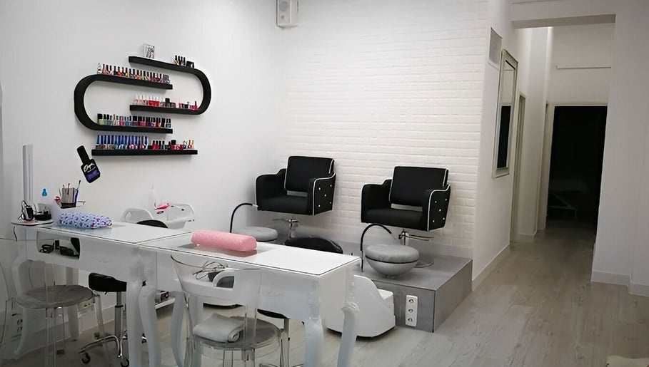 Interior de Phusyon System Estética Regenerativa en Barcelona, Catalunya, ES con sillas de salón modernas.